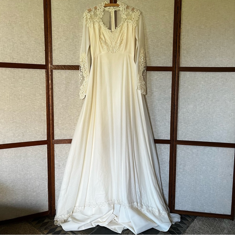 Vintage 1970s Handmade Wedding Cream
Dress Simple Elegant Appliqué Floral